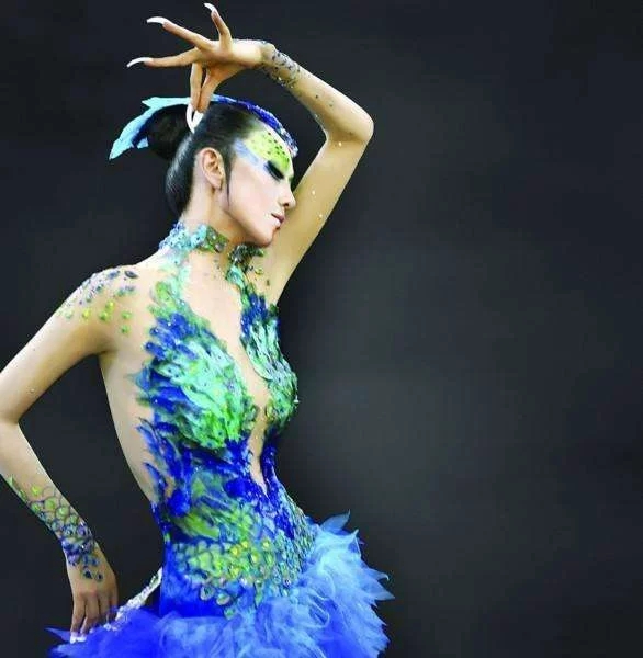 59岁杨丽萍为舞蹈放弃生育, 如今一件旗袍穿出18岁少女感!
