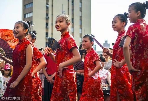 百名华人在圣保罗参加“旗袍快闪”活动
