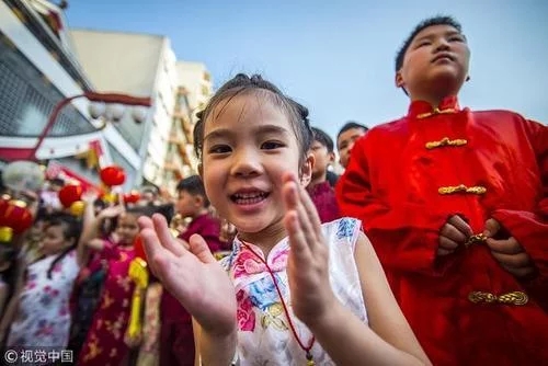 百名华人在圣保罗参加“旗袍快闪”活动