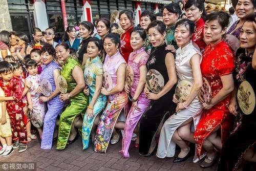 百名华人在圣保罗参加“旗袍快闪”活动
