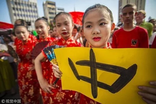 百名华人在圣保罗参加“旗袍快闪”活动