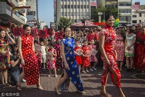 百名华人在圣保罗参加“旗袍快闪”活动