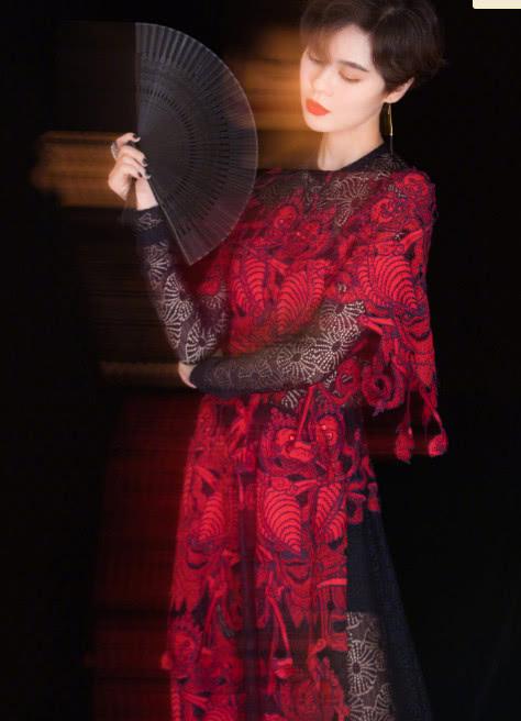 郁可唯一身黑红长裙,向观众展示了不一样的郁可唯