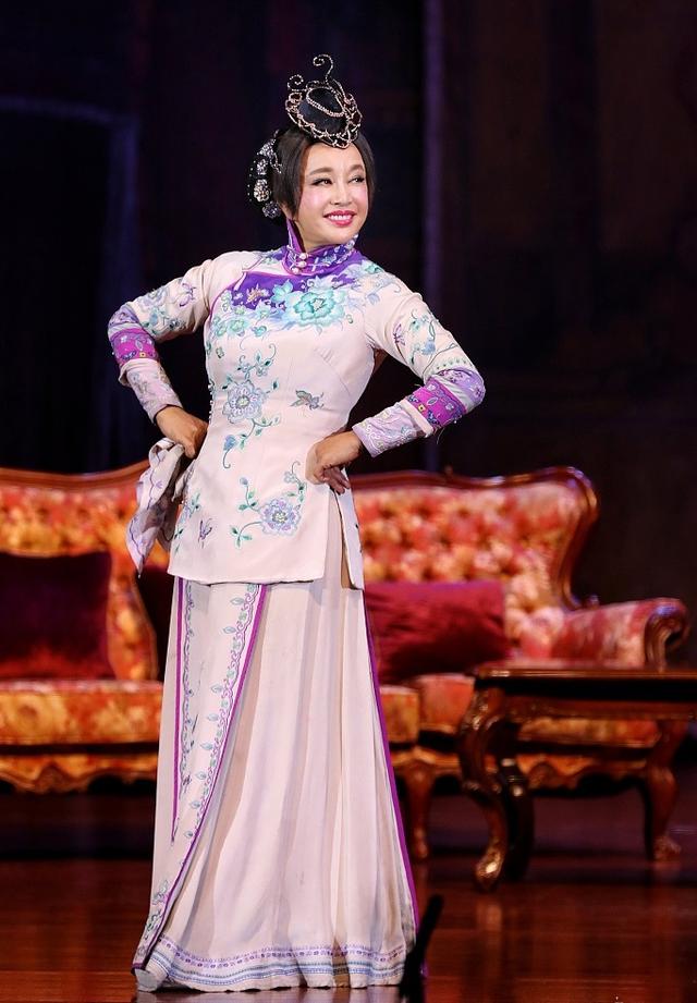 刘晓庆穿旗袍跪在地上表演，曲线玲珑风韵犹存