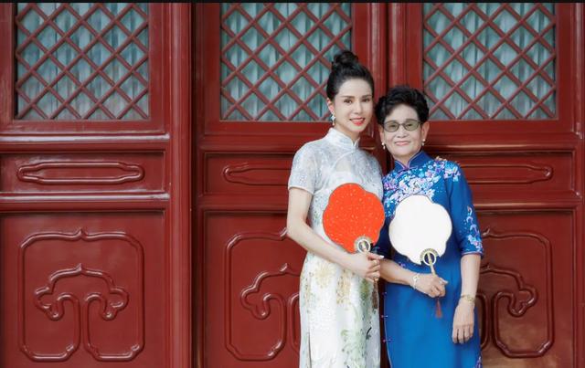 李若彤挑战旗袍与母亲拍写真，身段婀娜迷人，气质真好!