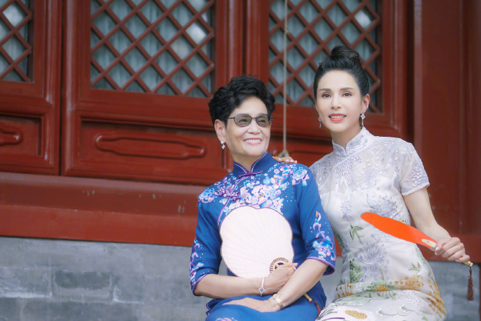 李若彤挑战旗袍与母亲拍写真，身段婀娜迷人，气质真好!