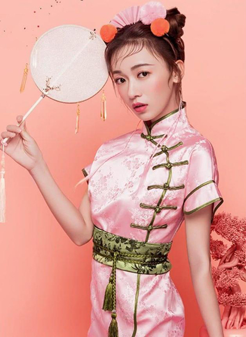 吴谨言国潮造型,粉色旗袍,少女又青春