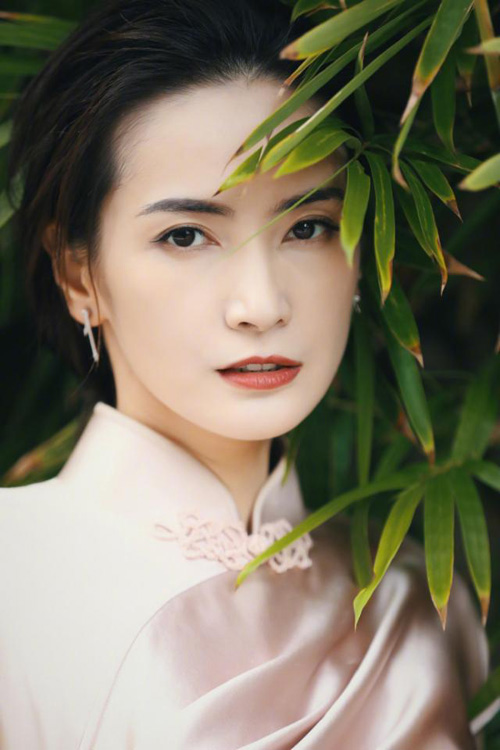 李媛原来这么美,穿旗袍明艳又娇俏,背头短发又美又飒!