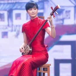 惊艳！李宇春穿红色旗袍亮相，弹奏乐器的样子太有气质了！