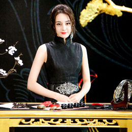 迪丽热巴身穿黑色旗袍、梳麻花辫，展示东方女性之美
